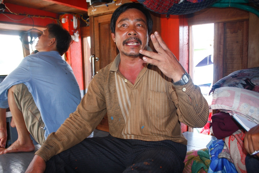 Ông Bùi Thế Cả thuyền trưởng tàu QNa 90216 bức xúc vì việc không được ứng cứu khi gặp nạn. Ông Bùi Thế Cả thuyền trưởng tàu QNa 90216 bức xúc vì việc không được ứng cứu khi gặp nạn