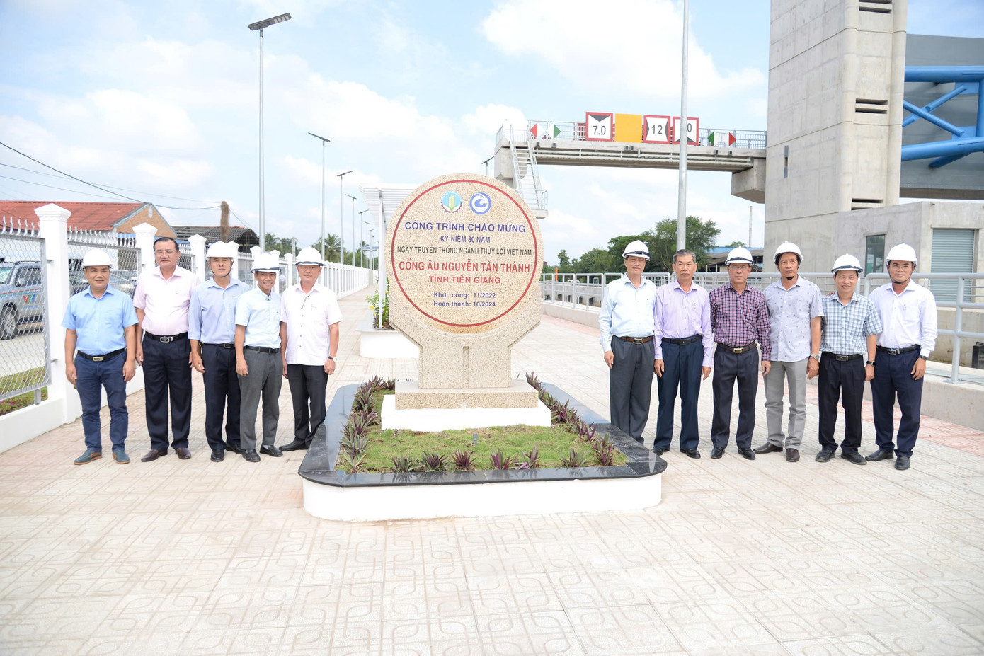 Cống âu Nguyễn Tấn Thành là cống ngăn mặn, trữ ngọt lớn thứ 2 tại vùng Đồng bằng sông Cửu Long, chỉ sau cống Cái Lớn - Cái Bé. Ảnh Tấn Minh Cống âu Nguyễn Tấn Thành là cống ngăn mặn, trữ ngọt lớn thứ 2 tại vùng Đồng bằng sông Cửu Long, chỉ sau cống Cái Lớn - Cái Bé. Ảnh Tấn Minh