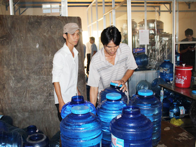 Đã bị niêm phong và lệnh ngưng hoạt động, cơ sở nước uống Đạt Nam vẫn cho ra lò nước uống Aquasun nhiễm trùng mủ xanh Ảnh: A.V