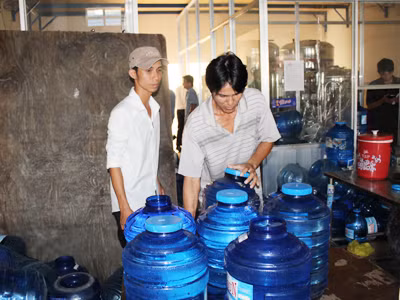 Đã bị niêm phong và lệnh ngưng hoạt động, cơ sở nước uống Đạt Nam vẫn cho ra lò nước uống Aquasun nhiễm trùng mủ xanh Ảnh: A.V