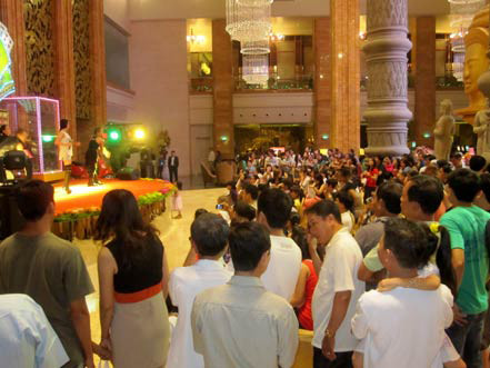 Rất đông khách Việt đến tham quan và chơi bời tại sòng bạc 5 sao