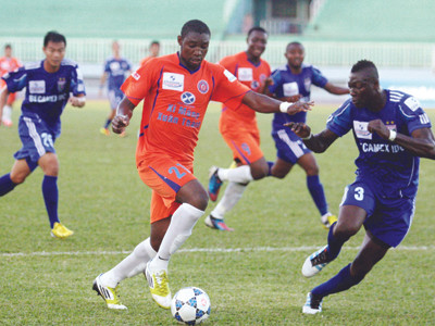 XMXT Sài Gòn (cam) không phải là đội bóng duy nhất bị trừ điểm trong lịch sử bóng đá Việt Nam