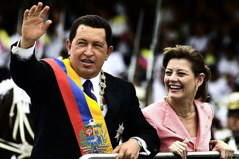 Tổng thống Hugo Chavez cùng phu nhân diễu hành nhân ngày Độc lập tại thủ đô Caraca năm 2001 