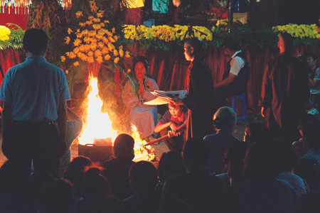 Chùa Quang Ân, chiều 27-11: Ngọn lửa cầu siêu trong khoảnh khắc tạo thành hình người niệm Phật?