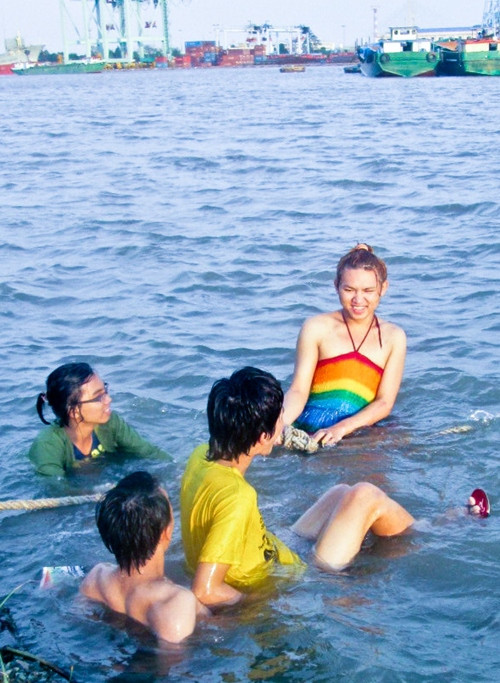 Không phải lúc nào cũng có điều kiện đi hồ bơi, nhóm Yuki thường vui chơi tại một khu vực ít người qua lại, gần bến Bạch Đằng, lấy dây thừng nối dài từ trên bờ làm phao. Theo nhóm bạn, ở đây không ai nhìn ngó, kỳ thị hay tỏ ra khó chịu với cả nhóm