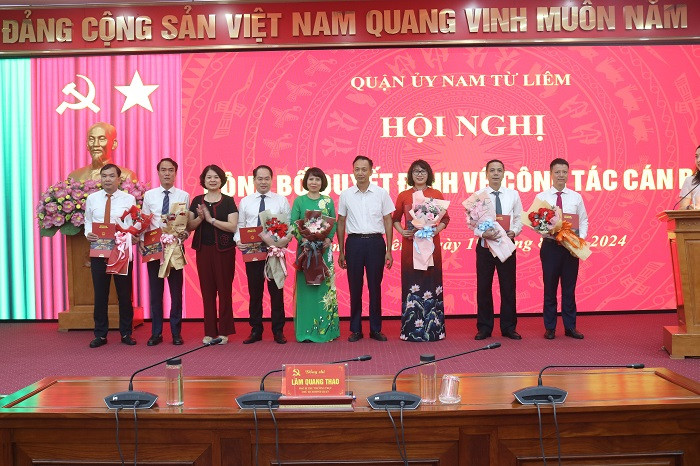 Lãnh đạo Quận ủy Nam Từ Liêm trao quyết định cho các cán bộ được bổ nhiệm Lãnh đạo Quận ủy Nam Từ Liêm trao quyết định cho các cán bộ được bổ nhiệm