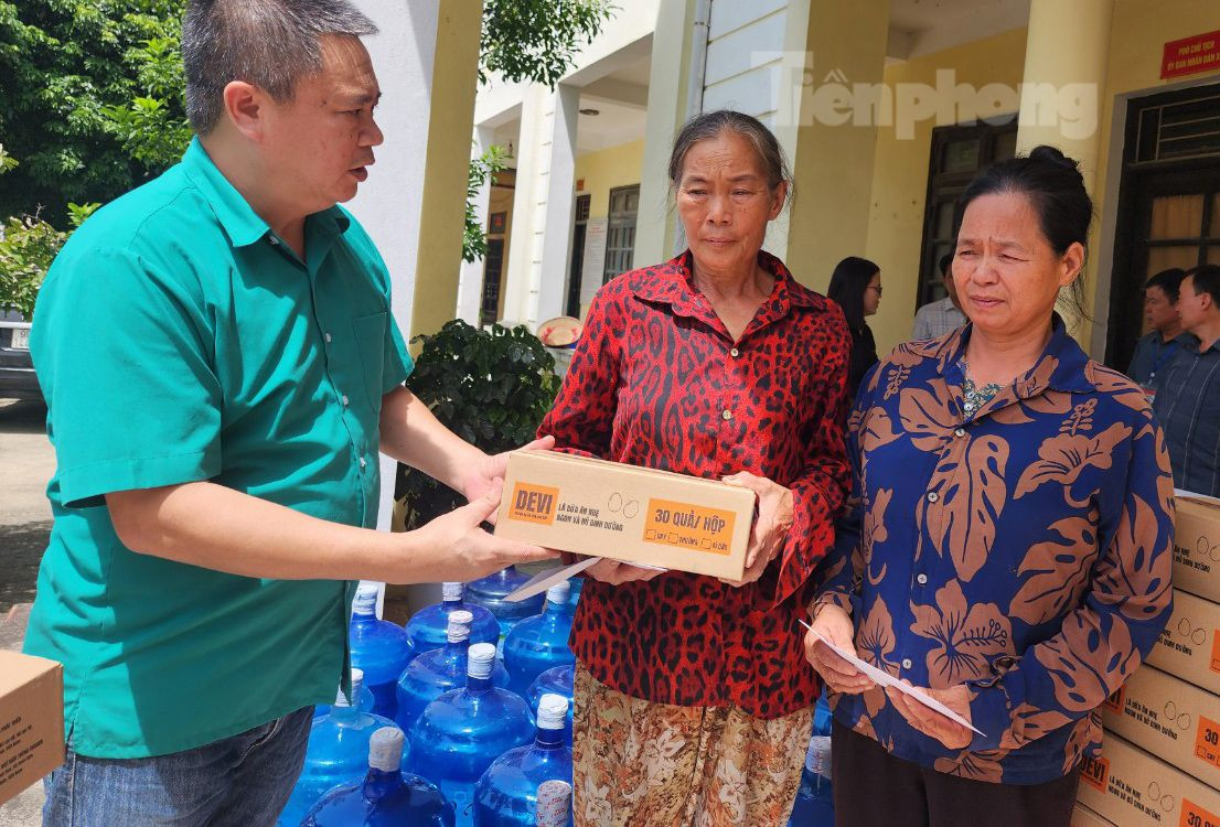 Thay mặt Tập đoàn DABACO, ông Nguyễn Ngọc Đức tặng quà cho một số hộ dân khó khăn tại xã Hoàng Văn Thụ. Thay mặt Tập đoàn DABACO, ông Nguyễn Ngọc Đức tặng quà cho một số hộ dân khó khăn tại xã Hoàng Văn Thụ.