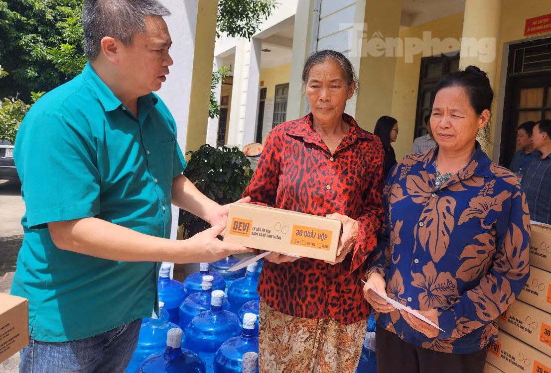 Thay mặt Tập đoàn DABACO, ông Nguyễn Ngọc Đức tặng quà cho một số hộ dân khó khăn tại xã Hoàng Văn Thụ.