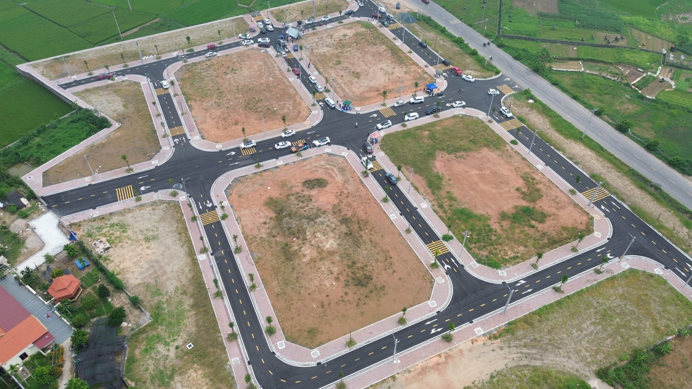 Khu đất đấu giá Dộc Tranh, xã Trạch Mỹ Lộc nằm ngay đường tỉnh 82 có vị trí rất đẹp nên được giới đầu tư BĐS đánh giá cao