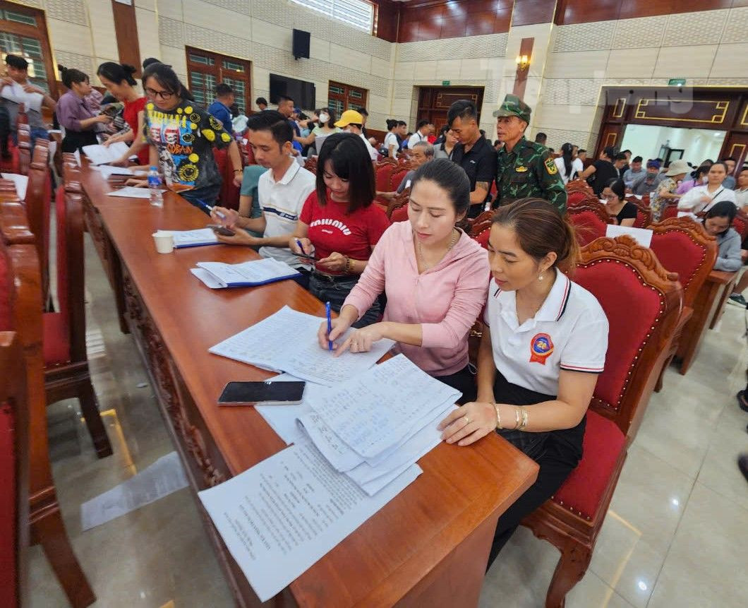 Khách hàng theo dõi thông tin phiên đấu giá Khách hàng theo dõi thông tin phiên đấu giá