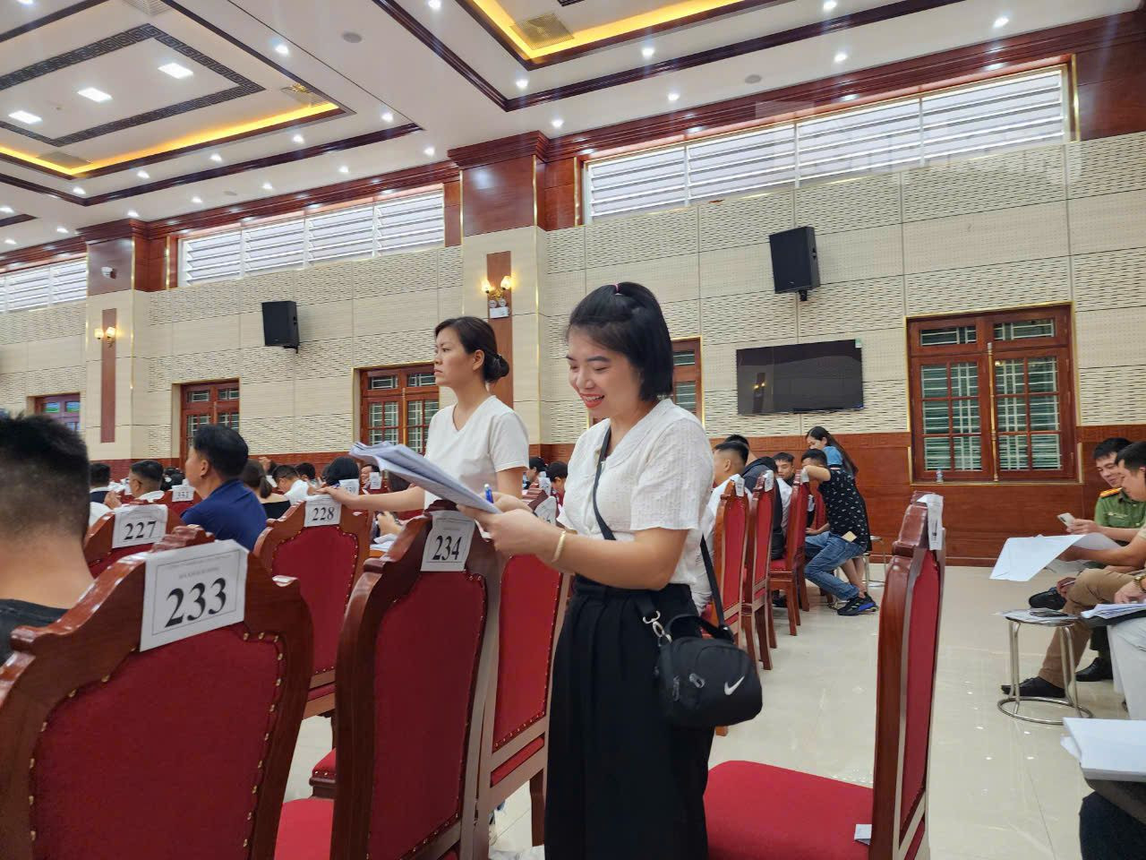 Chị Hoàng Kim Ngọc, trú tại huyện Phúc Thọ cho biết, tại phiên đấu giá này chị tham gia đấu giá 3 lô đất và trúng 2 lô. Trong đó, 1 lô có giá trúng 40,8 triệu đồng/m2 và 1 lô có giá trúng 41,8 triệu đồng/m2. Ngoài ra, chồng chị cũng tham gia đấu giá và trúng 1 lô. Ngay sau khi chị Ngọc trúng đấu giá, đã có khách hàng đặt vấn đề bán lại. Chị Ngọc cho biết mình là nhà đầu tư nên sẽ bán hết, tuy nhiên giá chênh bao nhiêu thì vợ chồng chị bàn bạc rồi mới quyết định.