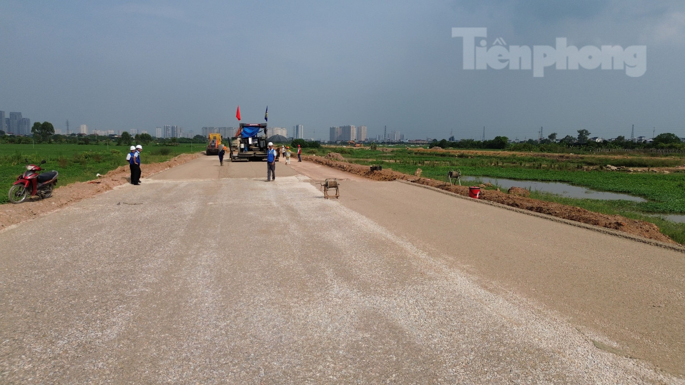 Ông Nguyễn Hoàng Hải, Chỉ huy trưởng nhà thầu Vinaconex, cho biết, Tổng mức đầu tư của dự án khoảng 1.800 tỷ đồng, trong đó khoảng 1.600 tỷ đồng xây lắp. Đến nay, đã giải ngân hơn 600 tỷ đồng. Về tiến độ thi công, hiện đơn vị đã xử lý xong phần đất yếu, thảm đá base được khoảng 4km. Tổng khối lượng thi công đạt khoảng 30%.