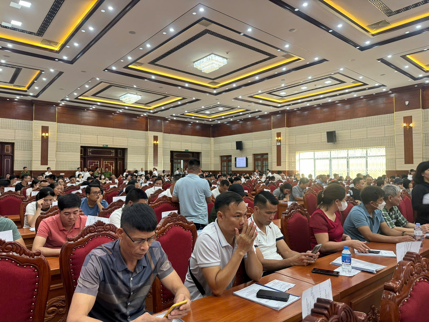 Sáng nay, Công ty đấu giá Hợp danh đấu giá Việt Nam phối hợp với UBND huyện Phúc Thọ tổ chức phiên đấu giá quyền sử dụng đất ở đối với 39 thửa đất tại xã Trạch Mỹ Lộc và xã Thọ Lộc. Trong đó, 30 lô tại khu tại Dộc Tranh (xã Trạch Mỹ Lộc) và 9 lô tại khu đồng Phươm (xã Thọ Lộc).