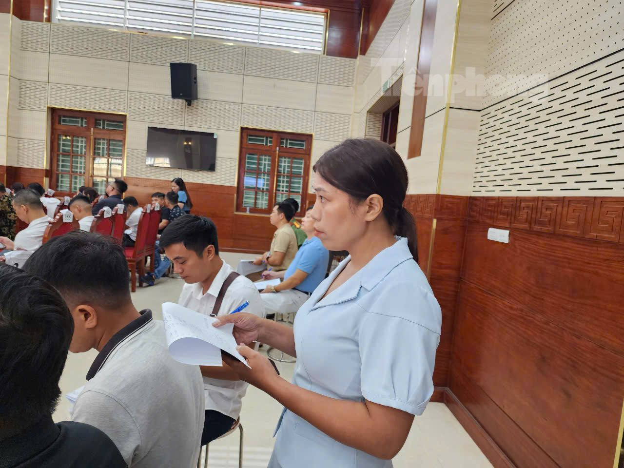 Khách hàng chăm chú theo dõi phiên đấu giá Khách hàng chăm chú theo dõi phiên đấu giá