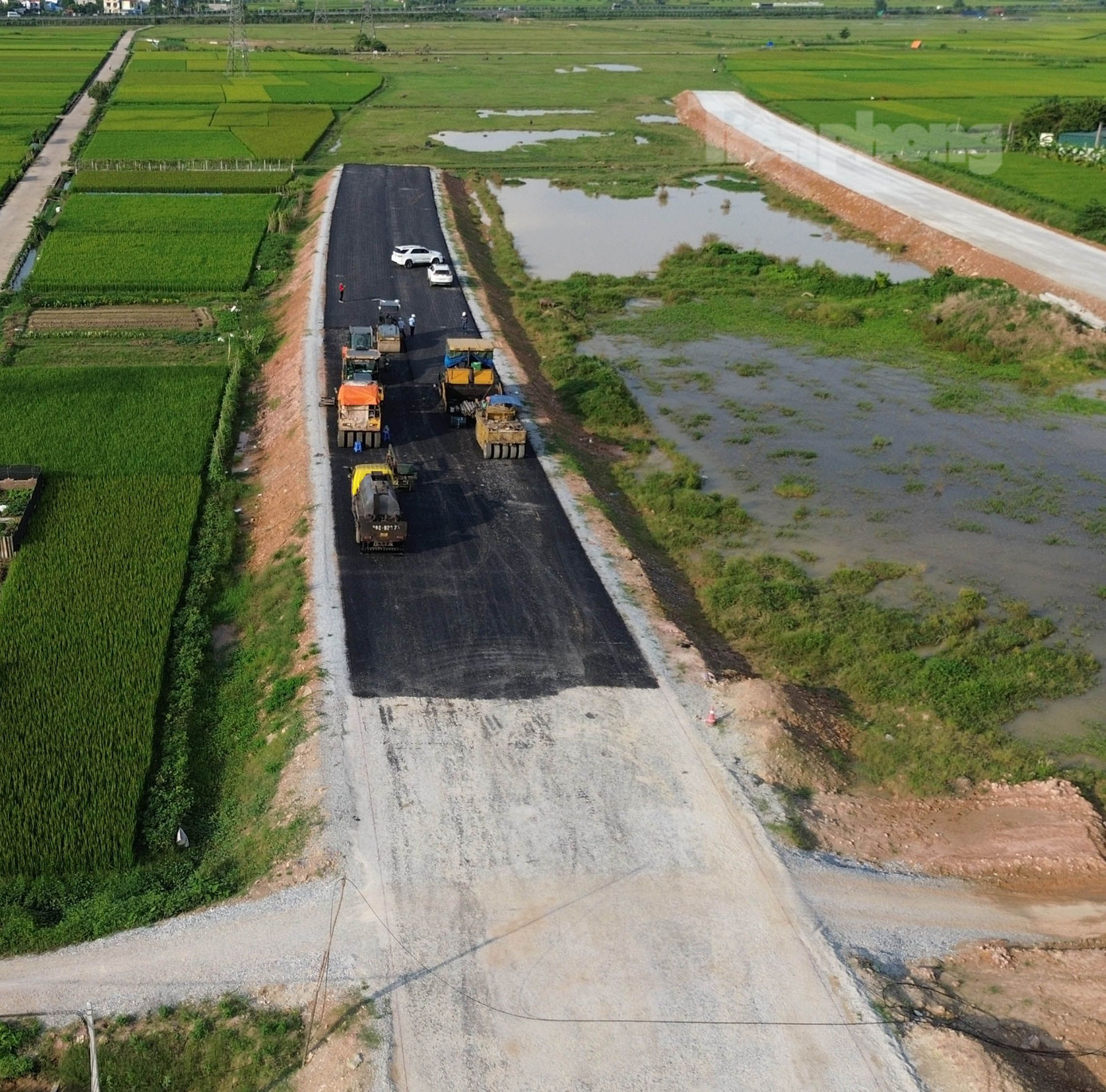 Đại diện nhà thầu Trường Sơn 7 cho biết, đến ngày 16/8, đơn vị đã thi công gói thầu đạt khoảng 35%. Trong đó, có đoạn đường đã thảm nhựa rỗng C25 (sau lớp này còn 2 lớp nữa). Đây là đoạn tuyến đầu tiên được trải nhựa trên toàn bộ chiều dài tuyến dự án đường Vành đai 4- Vùng Thủ đô.