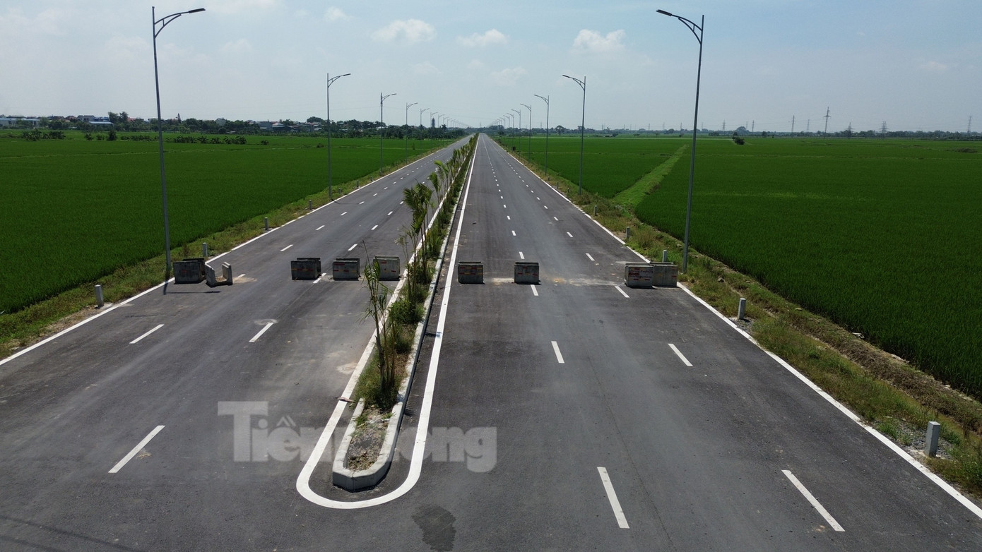 Dự án còn có các hạng mục giải phóng mặt bằng, lát hè, trồng cây xanh, chiếu sáng, xây dựng cầu qua các kênh Yên Cốc, Phượng Mỹ, La Khê, xử lý nền đất yếu một số đoạn tuyến, tổ chức giao thông và một số công trình phụ trợ khác.