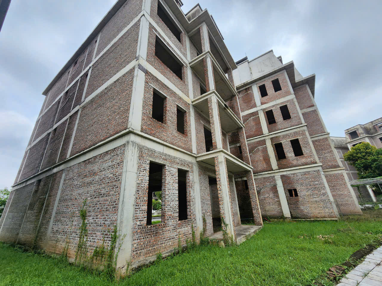 Hiện nay, nhiều sàn giao dịch bất động sản đang chào bán các căn biệt thự tại đây với giá từ 150 triệu đồng đến 250 triệu đồng/m2 tùy theo vị trí.