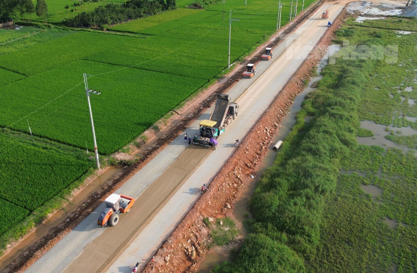 Đường song hành (đường đô thị) Vành đai 4, đoạn qua Hà Nội có chiều dài hơn 57 km, đi qua các quận huyện Đông Anh, Mê Linh, Hoài Đức, Hà Đông, Thường Tín… Giai đoạn 1 của dự án, đường song hành được xây dựng có mặt cắt rộng 24,5 mét. Thời gian hoàn thành cơ bản dự án được chủ đầu tư là Ban QLDA đầu tư xây dựng công trình giao thông Hà Nội và các nhà thầu phấn đầu trong năm 2025 (vượt tiến độ gần 1 năm).