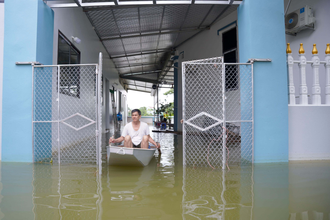 Người dân vùng bị ngập nước Chương Mỹ phải dùng thuyền di chuyển