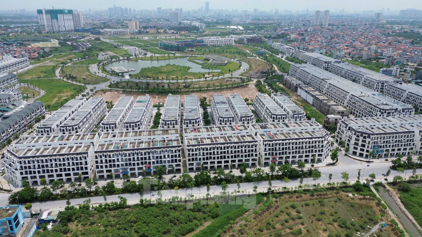 Những khu biệt thự, nhà liền kề đã xây dựng xong nhưng vắng bóng người về ở.