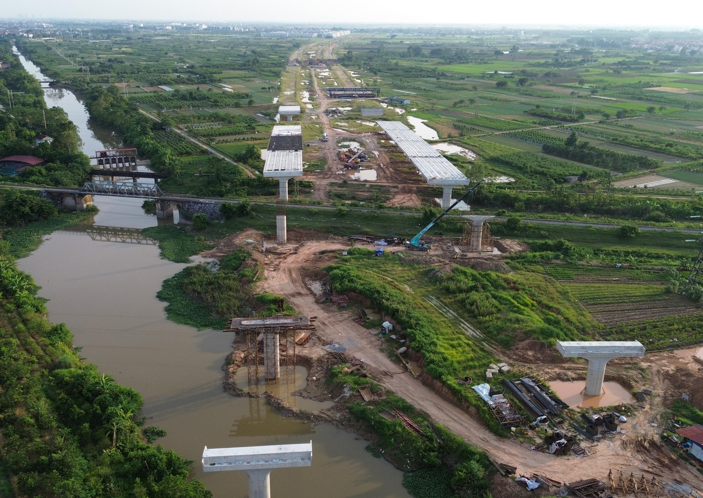 Ngoài ra, trong gói thầu 2.1 có cầu vượt đường sắt dài 27 nhịp, do đơn vị Trường Sơn 7 thi công. Hiện đơn vị đang khẩn trương triển khai các hạng mục công trình. Theo hợp đồng, đoạn tuyến sẽ hoàn thành tháng 6/2026, nhưng với tiến độ hiện nay đơn vị phấn đấu xong vào tháng 6/2025.