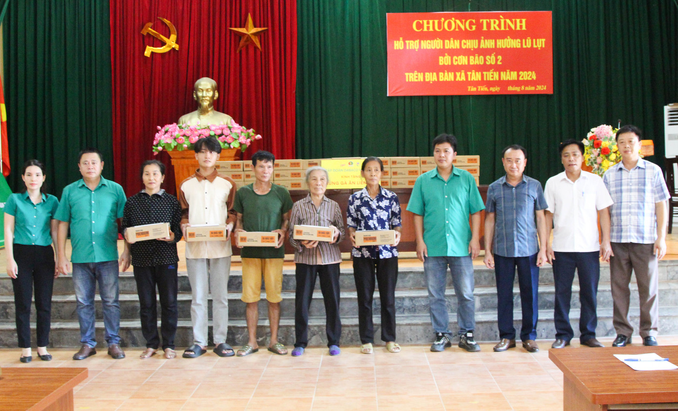 Đoàn đã tặng quà cho bà con nhân dân tại xã Tân Tiến Đoàn đã tặng quà cho bà con nhân dân tại xã Tân Tiến