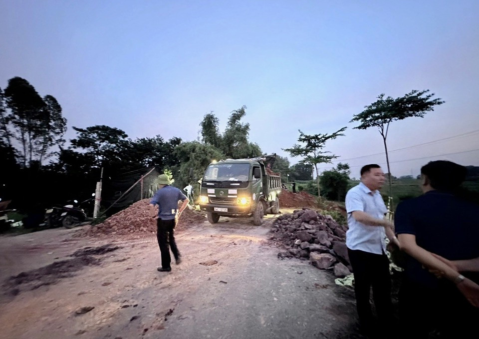 Lực lượng chức năng xuyên đêm khắc phục sự cố hỏng một đoạn đê Hữu Cầu (ảnh: Tùng Nguyễn)