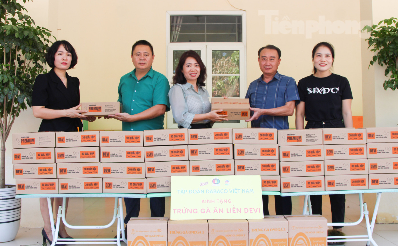 Đoàn tặng quà cho bà con nhân dân xã Nam Phương Tiến và Trường mầm non Nam Phương Tiến Đoàn tặng quà cho bà con nhân dân xã Nam Phương Tiến và Trường mầm non Nam Phương Tiến