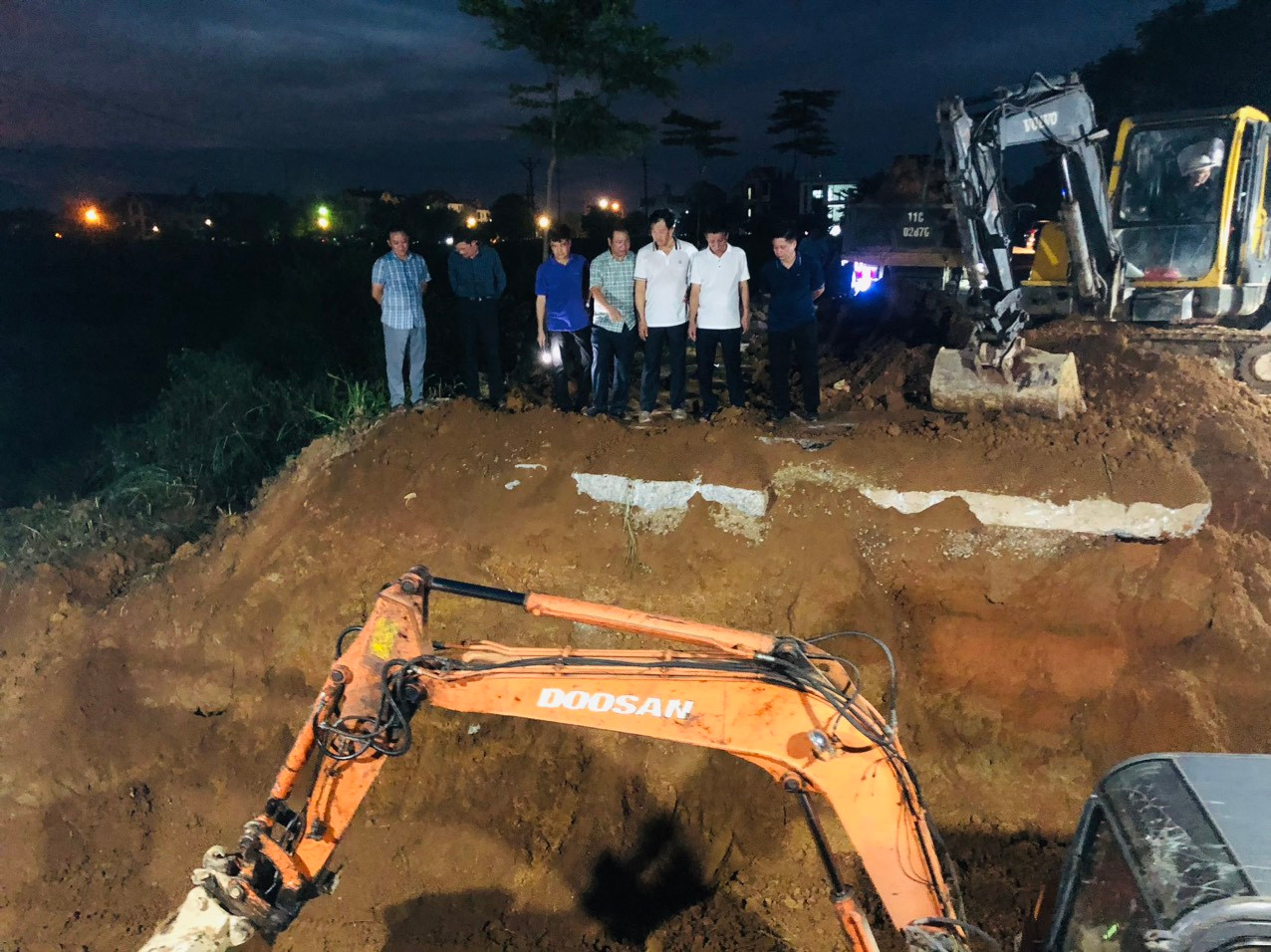 Các lực lượng chức năng khắc phục sự cố sụt đê Hữu Cầu