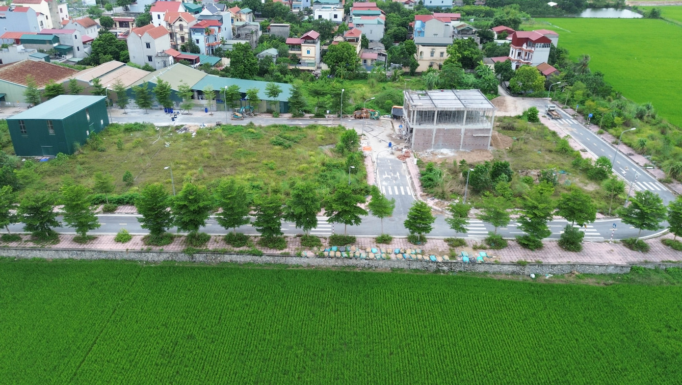 Một khu đất đấu giá ở Hà Nội sau nhiều năm vẫn để hoang, gây lãng phí nguồn lực đất đai.