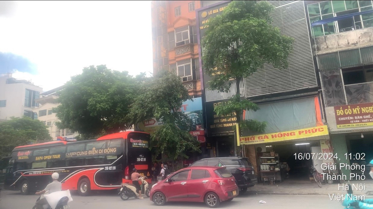 Tại tuyến đường Giải Phóng, các nhà xe như: Minh Mập, Sao Việt... thường xuyên dừng đỗ để đón khách.