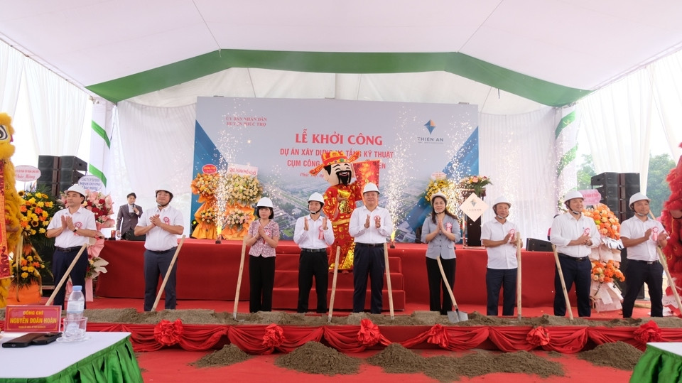 Các đại biểu thực hiện nghi thức khởi công xây dựng dự án.