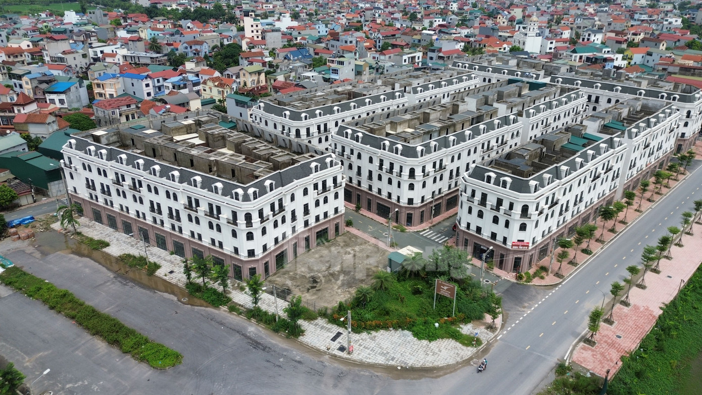 Mới đây, dư luận xôn xao khi huyện Hoài Đức tổ chức đấu giá đất tại xã Tiền Yên lên đến 133 triệu đồng/m2. Nhiều người cho rằng, đó là chiêu trò thổi giá của giới đầu cơ bất động sản chứ không có nhu cầu ở thực. Nhận định trên là có cơ sở, bởi cũng tại Hoài Đức, hiện có nhiều dự án biệt thự, liền kề đã xây xong nhưng không có người ở.