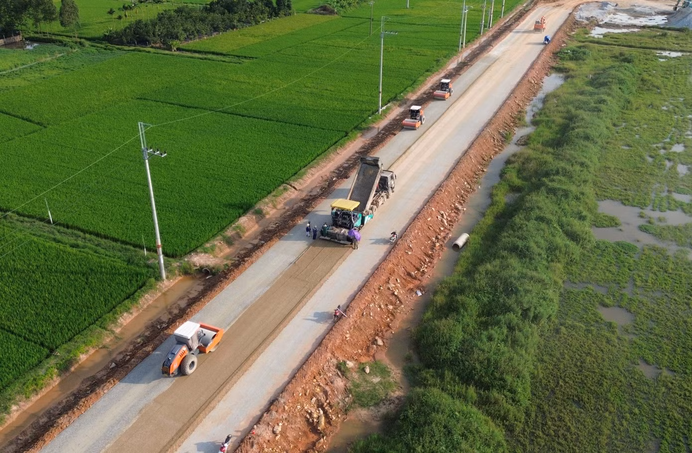 Trên công trường Dự án Đường Vành đai 4 - Vùng Thủ đô đoạn qua huyện Mê Linh Trên công trường Dự án Đường Vành đai 4 - Vùng Thủ đô đoạn qua huyện Mê Linh