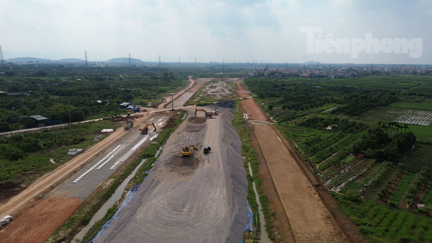 Quá trình thi công, đơn vị còn gặp một số khó khăn, vướng mắc. Trong đó, về GPMB có 12 điểm vướng mắc, riêng tại huyện Quốc Oai có 10 điểm. Ngoài ra, đơn vị còn gặp vướng mắc về hạ tầng kỹ thuật ngầm, nổi.