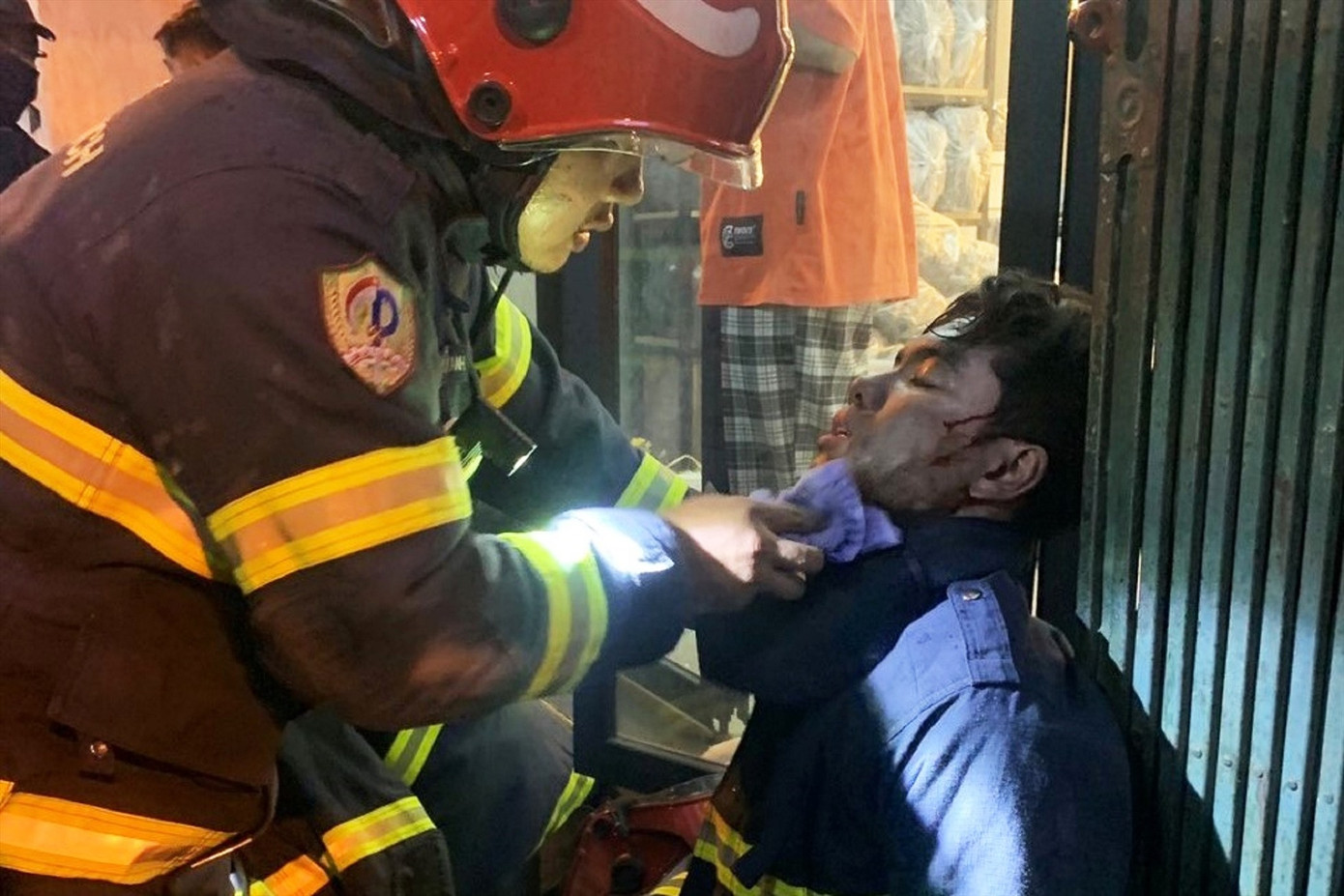 Lực lượng Cảnh sát PCCC&CNCH cứu người bị thương trong đám cháy Lực lượng Cảnh sát PCCC&CNCH cứu người bị thương trong đám cháy