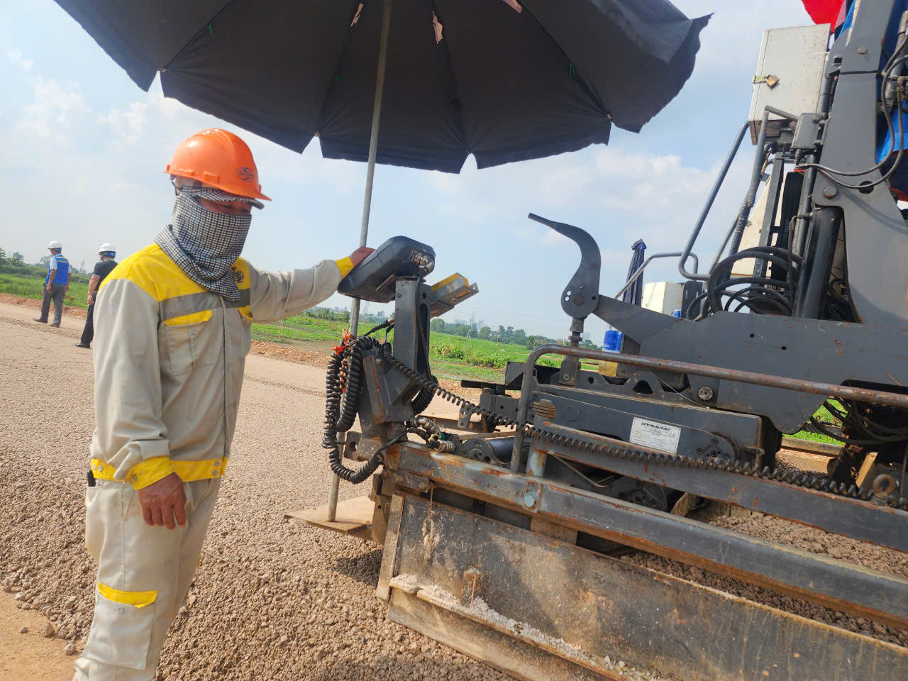 Những ngày qua, dù Hà Nội nắng gắt, nhưng đơn vị thi công Vinaconex vẫn huy động nhiều công nhân làm việc trên công trường nhằm đẩy nhanh tiến độ.