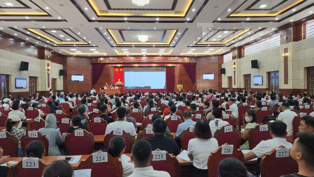 Toàn cảnh phiên đấu giá đất tại huyện Phúc Thọ sáng ngày 29/8 Toàn cảnh phiên đấu giá đất tại huyện Phúc Thọ sáng ngày 29/8