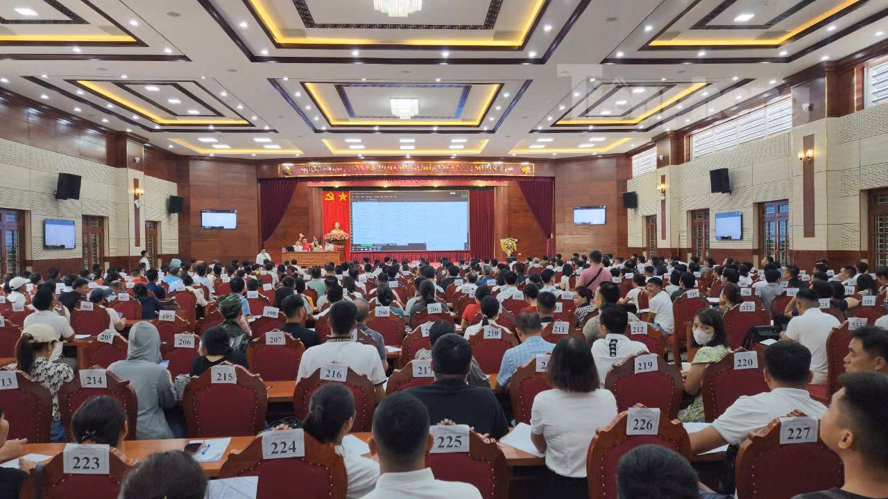Toàn cảnh phiên đấu giá đất tại huyện Phúc Thọ sáng ngày 29/8