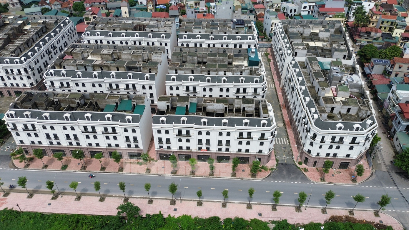 Theo ghi nhận của phóng viên, Dự án Sơn Đồng Center (xã Sơn Đồng, huyện Hoài Đức)-một dự án đấu giá đất được khởi công cách đây 4 năm, hiện đã hoàn thành, nhưng hầu hết căn liền kề ở đây vẫn chưa có cư dân về sinh sống.