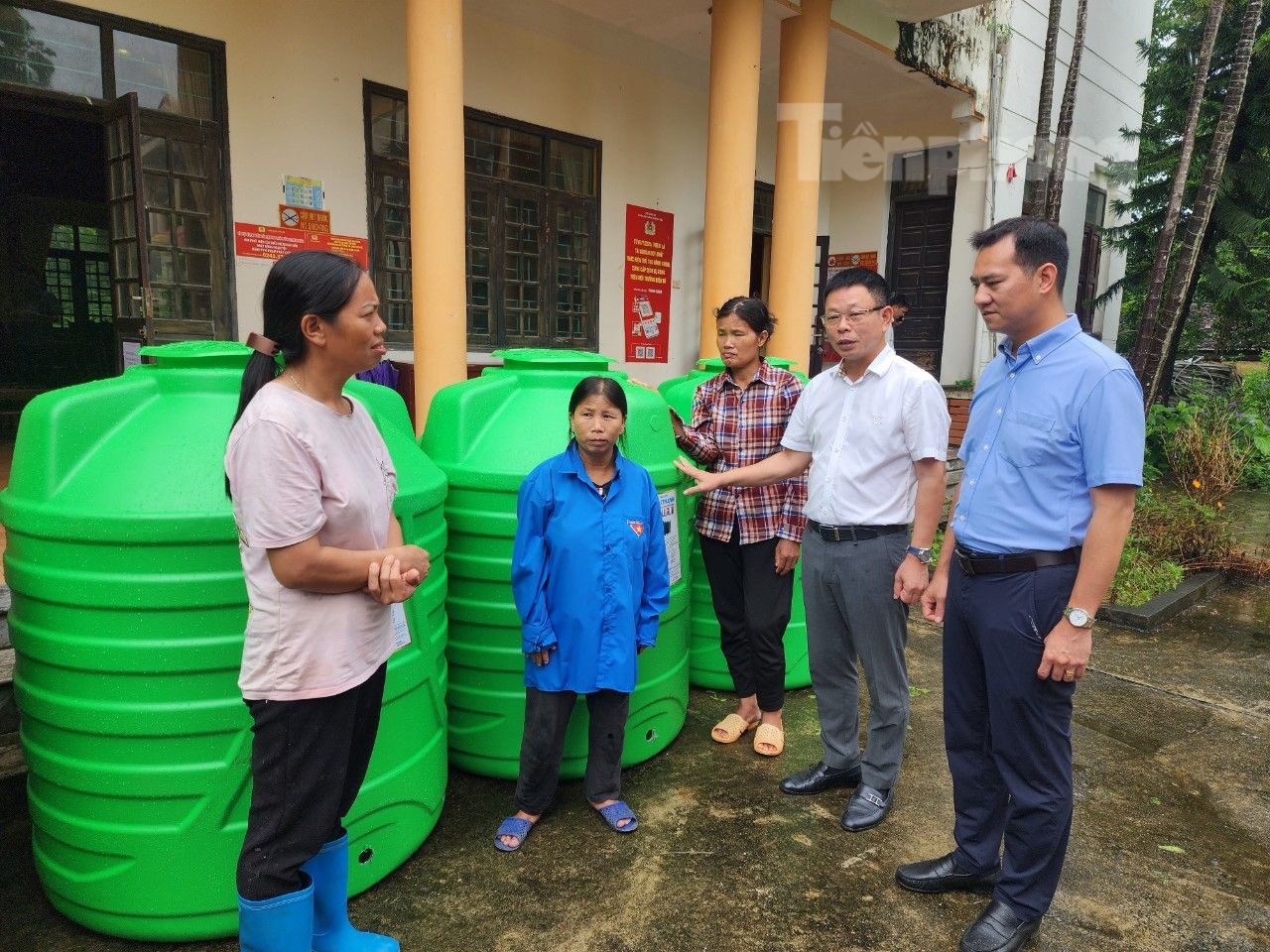 Nhà báo Phùng Công Sưởng, Bí thư Đảng ủy, Tổng Biên tập Báo Tiền Phong (thứ 2 từ phải sang) cùng đại diện Tập Đoàn Tân Á Đại Thành tặng bồn chứa nước cho người dân xã Tân Tiến, huyện Chương Mỹ ngày 2/8.