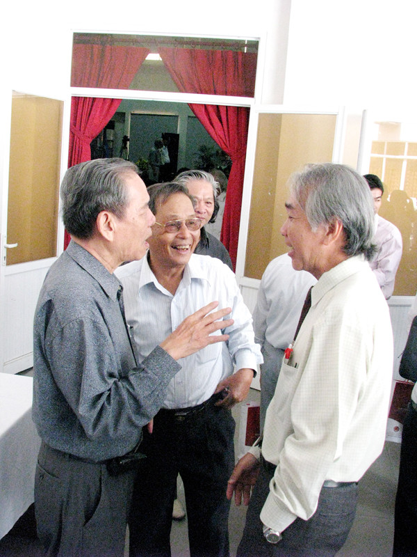 Ông Lê Quang Vịnh (bên trái) – tấm gương tranh đấu bất khuất hội ngộ cùng đồng đội cũ