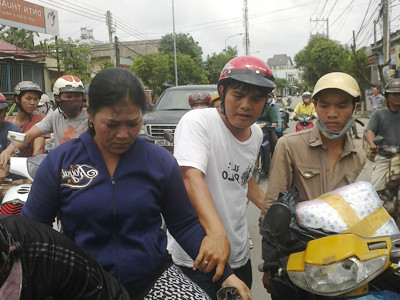 Hiệp sĩ Nguyễn Thanh Hải (áo trắng) trong một lần giúp dân bắt cướp