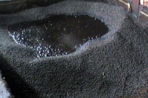 Đậu nành vừa mới đổ và trộn màu caramel. Đậu nành vừa mới đổ và trộn màu caramel