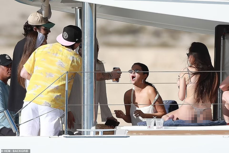 Sau khi gây tranh cãi với tuyên bố chỉ chơi thân với Taylor Swift trong showbiz, tần suất ngôi sao My Mind &amp; Me xuất hiện cạnh vợ chồng Peltz Beckham ngày càng nhiều. Họ nhiều lần chia sẻ ảnh đi chơi chung trên mạng xã hội. Ảnh: BackGrid.