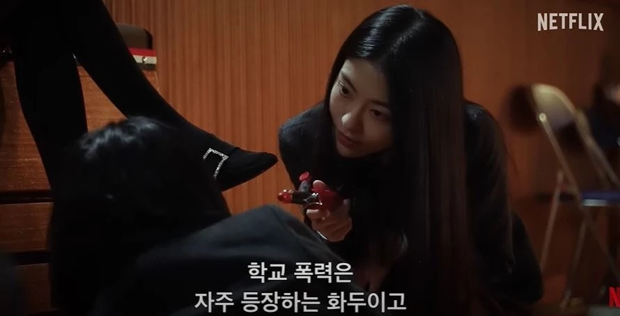 Cảnh dùng máy ép tóc đốt da thịt dựa trên sự kiện có thật. Ảnh: Netflix.