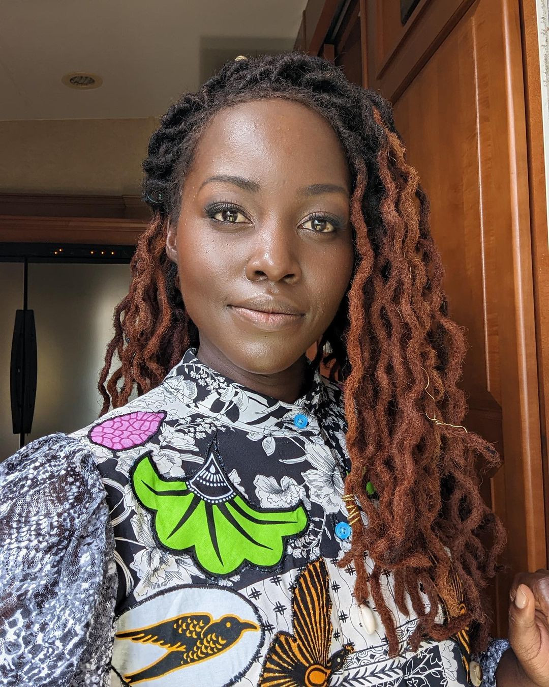 10. Lupita Nyong’o (SN 1983) là nữ diễn viên người Kenya gốc Mexico. Cô được biết nhiều nhất với vai Nakia trong 2 phần phim Black Panther (2018 và 2022). Trong sự nghiệp diễn xuất, cô thắng nhiều giải thưởng lớn, bao gồm giải Oscar cho Nữ diễn viên phụ xuất sắc nhất với 12 năm nô lệ năm 2014.