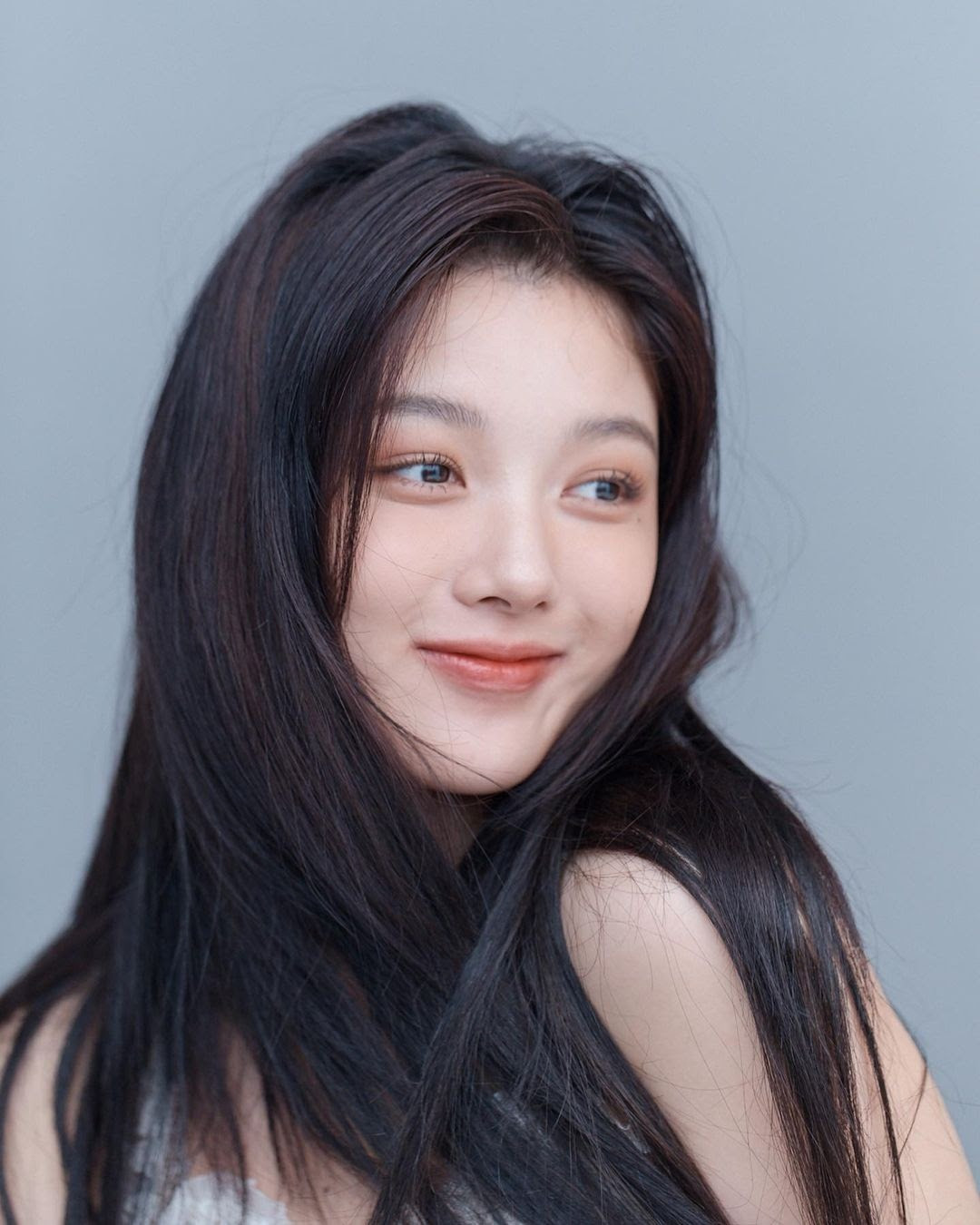 6. Kim Yoo Jung (SN 1999) là nữ diễn viên Hàn Quốc trưởng thành từ sao nhí. Năm 2012, cô gây tiếng vang lớn khi tham gia phim truyền hình Mặt trăng ôm mặt trời. Năm 2017, cô đứng thứ 8 trong danh sách Những người nổi tiếng quyền lực nhất Hàn Quốc của Forbes, trở thành người trẻ tuổi nhất từng đứng trong top 10. Cô đảm nhận vai chính đầu tiên trong Người tình ánh trăng (2016). Sau đó, cô tham gia nhiều tác phẩm khác Because I Love You (2017), Clean with Passion for Now (2018), Backstreet Rookie (2020), The 8th Night (2021), Lovers of the Red Sky (2021) và Cô gái thế kỷ 20 (2022).