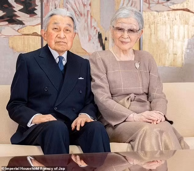 Thượng hoàng Akihito và Hoàng Thái hậu Michiko trông đẹp lão và khoẻ mạnh ở tuổi U90. Ảnh: Imperial Household Agency of Japan.