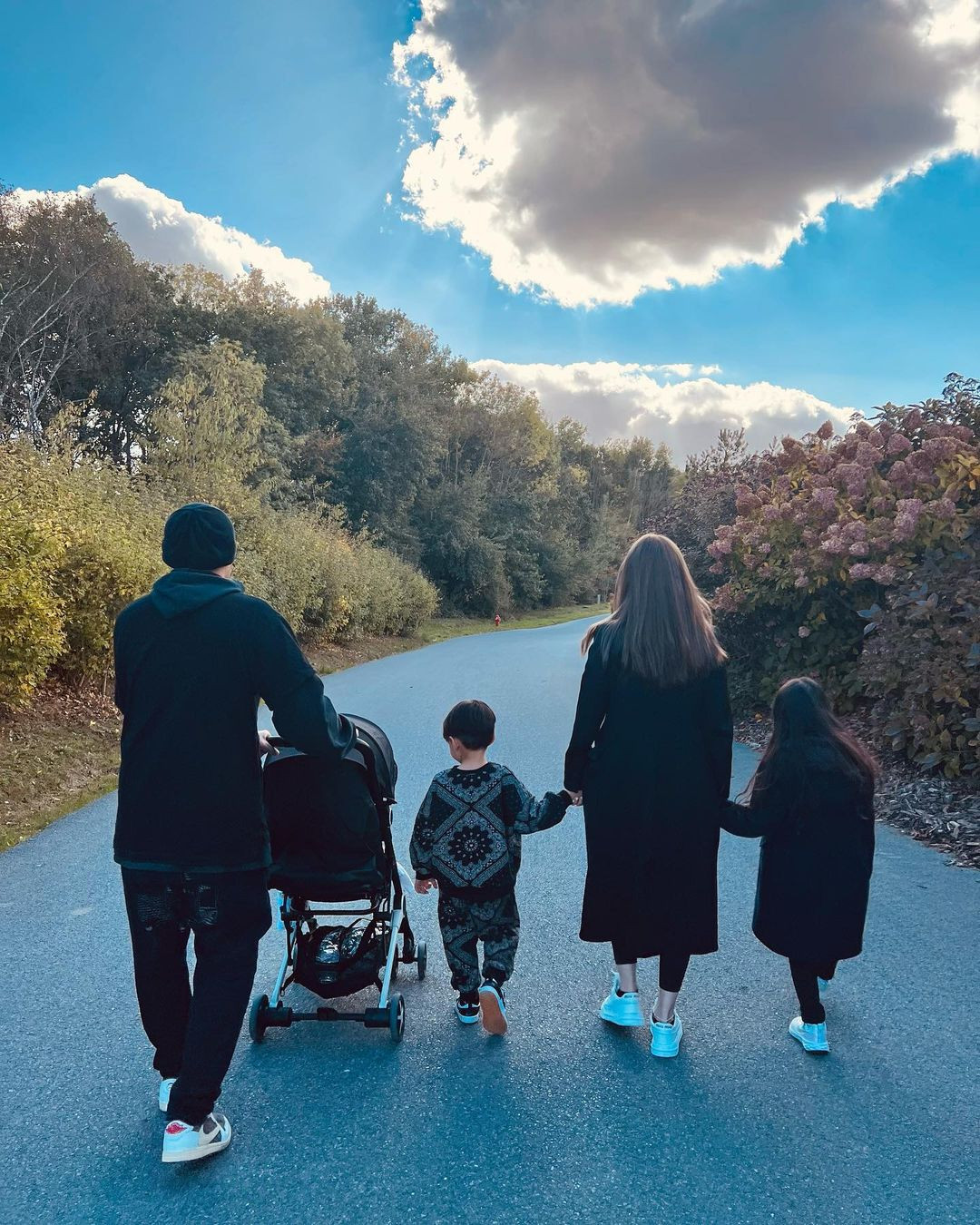 Côn Lăng, bà xã Châu Kiệt Luân, chia sẻ bức ảnh chụp gia đình 5 người từ phía sau, kèm chú thích: “Cảm ơn năm 2022! Chúc các bạn năm mới hạnh phúc và may mắn! Hãy ước mơ thật lớn và tận dụng tối đa năm 2023 nhé các bạn!”. Ảnh: IG.